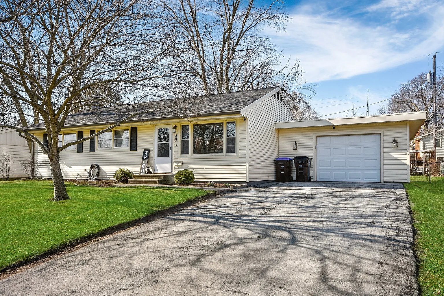 207 Hillside Ln photo 1