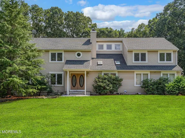 2 Tall Oaks Court, Farmingdale, NJ 07727