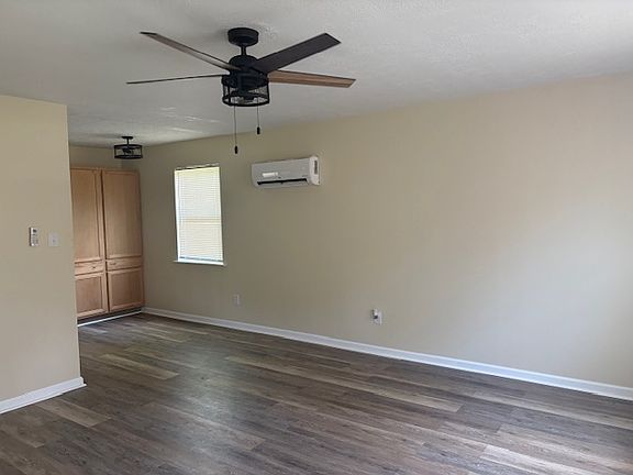 3rd image of 3817 Oakland Dr