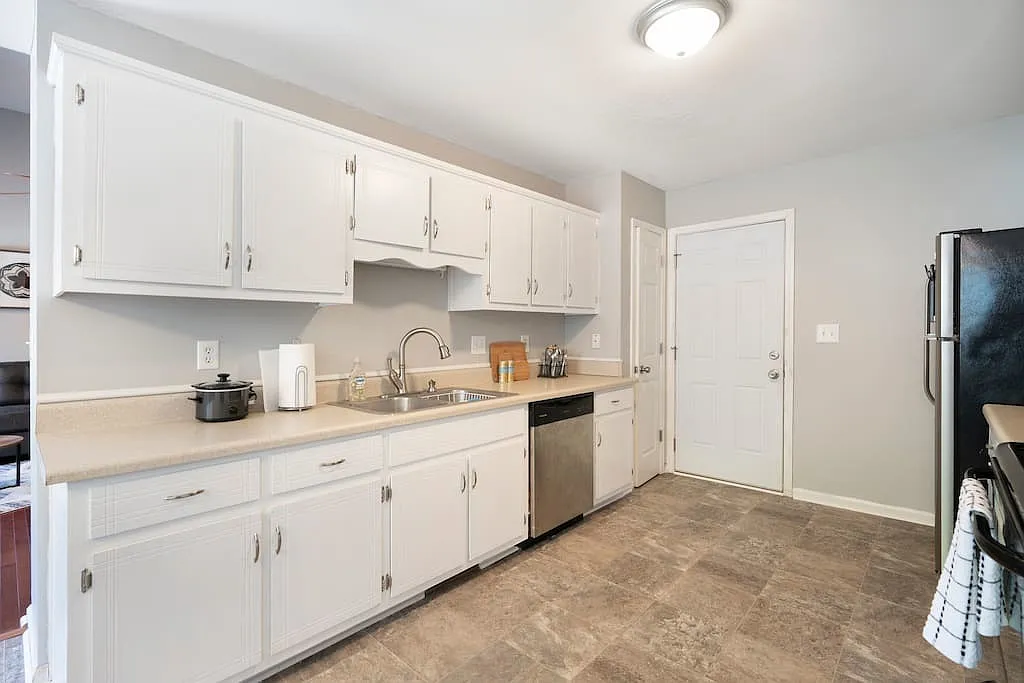 4 bed, $3,302 — Photo 2