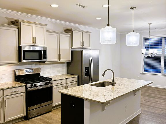 4th image of 156 Etteinne Garden Ln