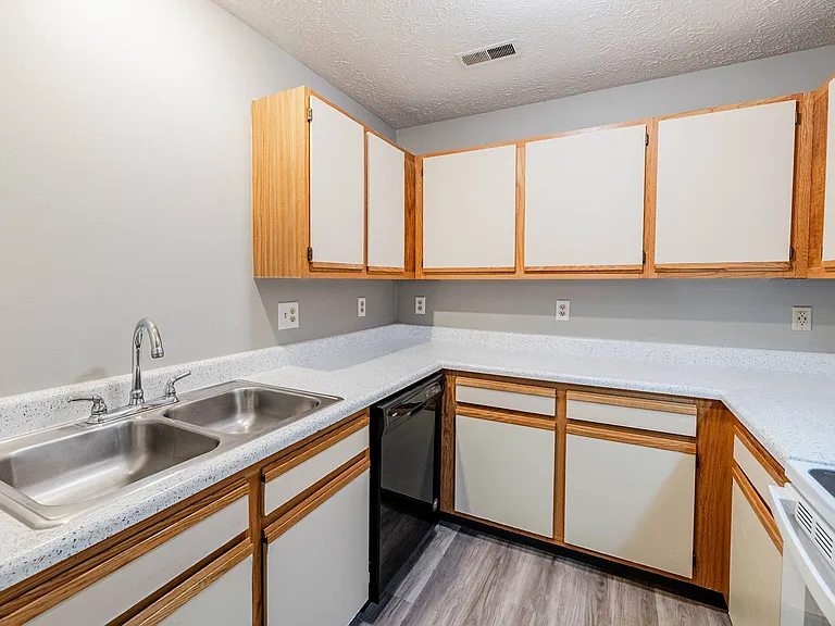 Applewood Pointe Apartments — Photo 25