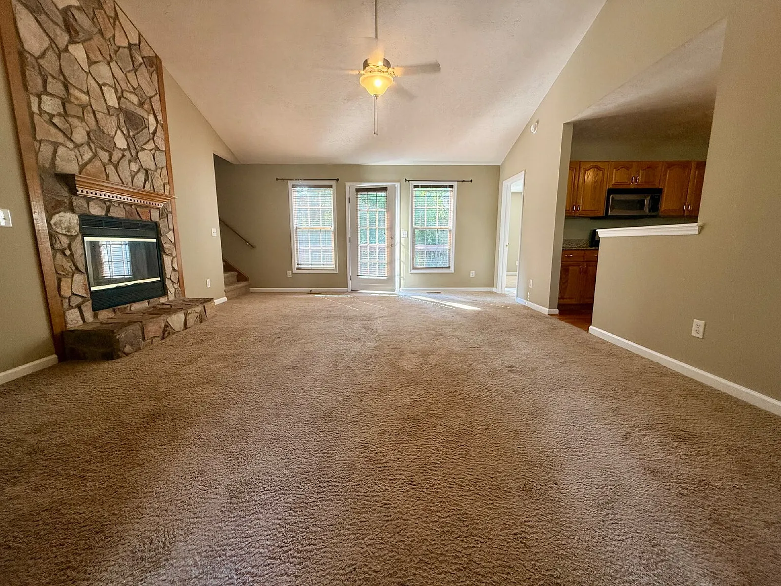 4 bed, 3.0 bath, 1844 sqft, $1,800 — Photo 3