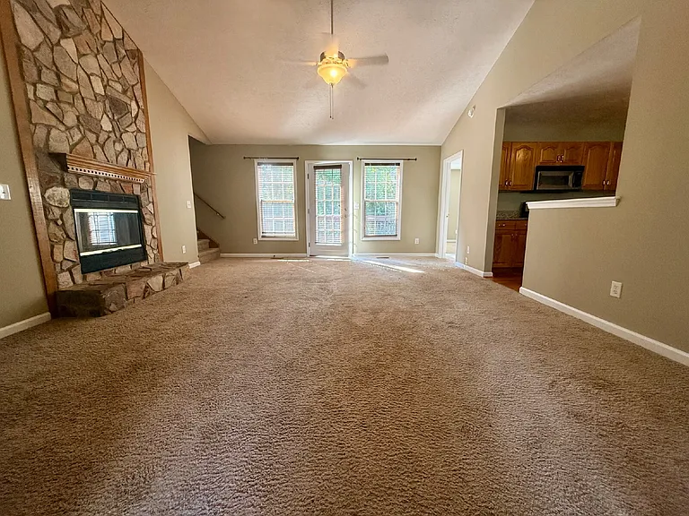 42 Mayflower Ct — Photo 3