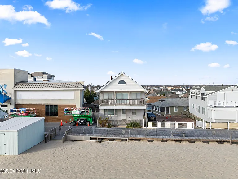 255 Boardwalk — Photo 28