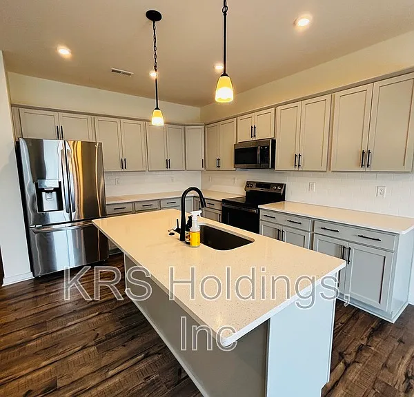 2220 Patrick Dr — Photo 3