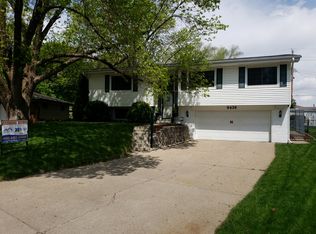 9436 Laurel Cir, Omaha, NE 68134