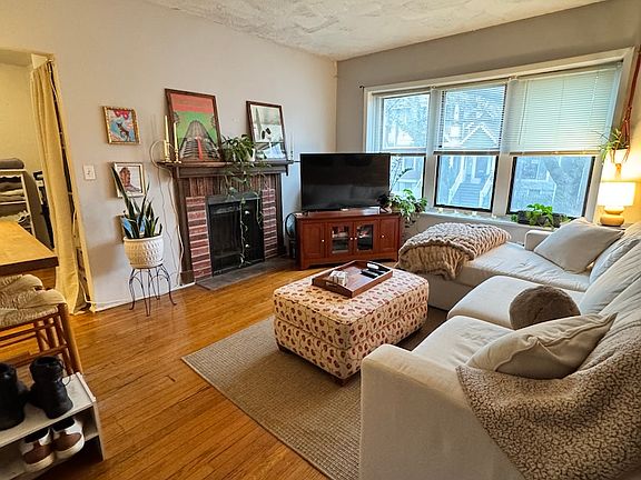 2nd image of 1103 W Barry Ave APT 1W