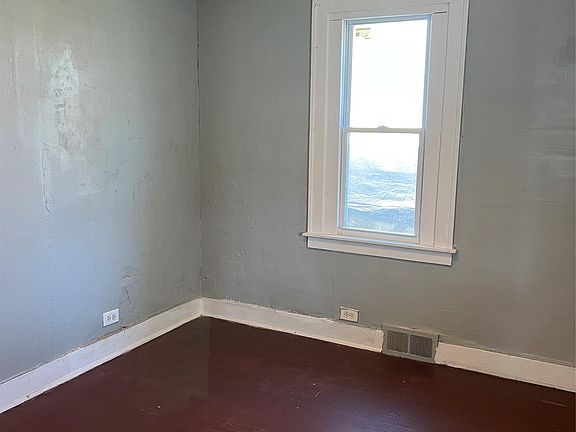 4th image of 936 Stocker Ave