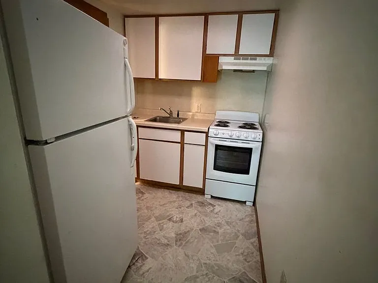 204 E Oak St — Photo 7