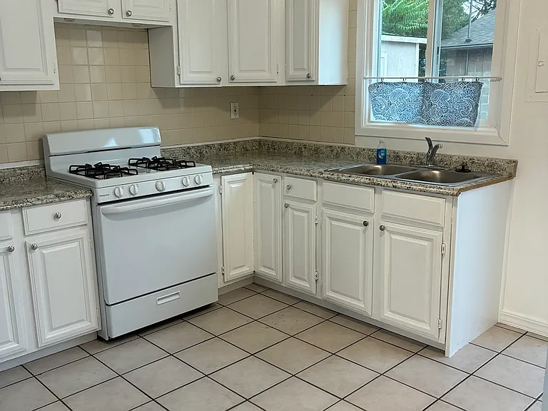 956 Meade St — Photo 2