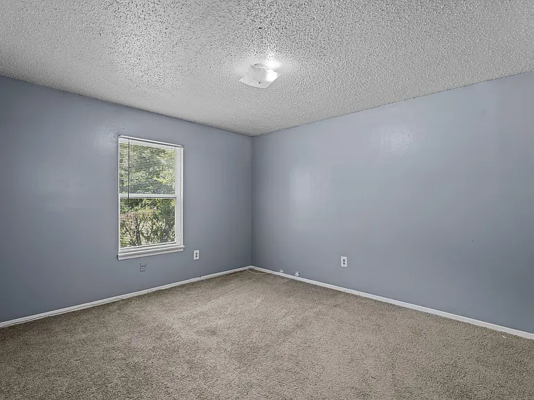 Creekside Apartments — Photo 6