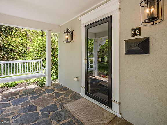 3rd image of 902 Kingston Rd