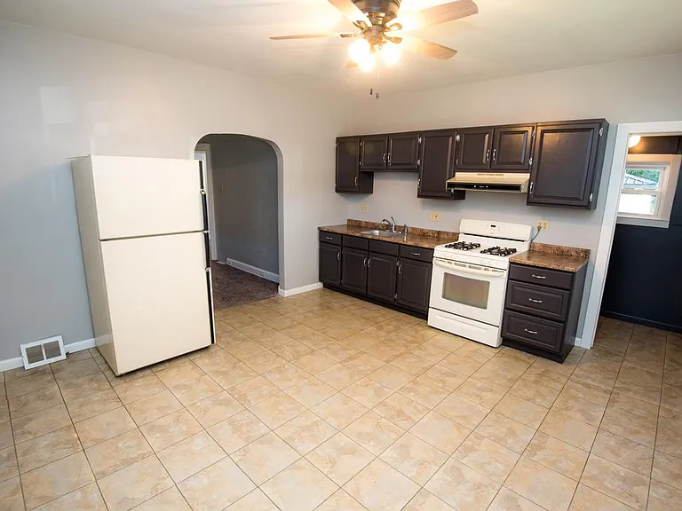 84 Summit Dr — Photo 2