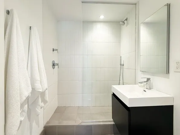 25-40 Shore Boulevard image 6 of 19