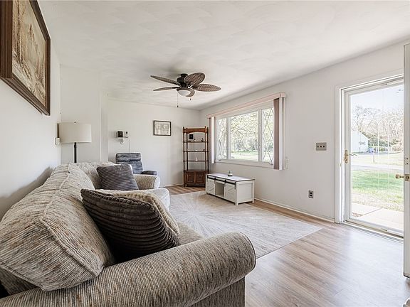 4th image of 302 Wellington Rd