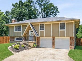 210 SE Circleview Dr, Lees Summit, MO 64063