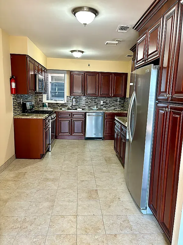 3 bed, 1.5 bath, $3,200 — Photo 1
