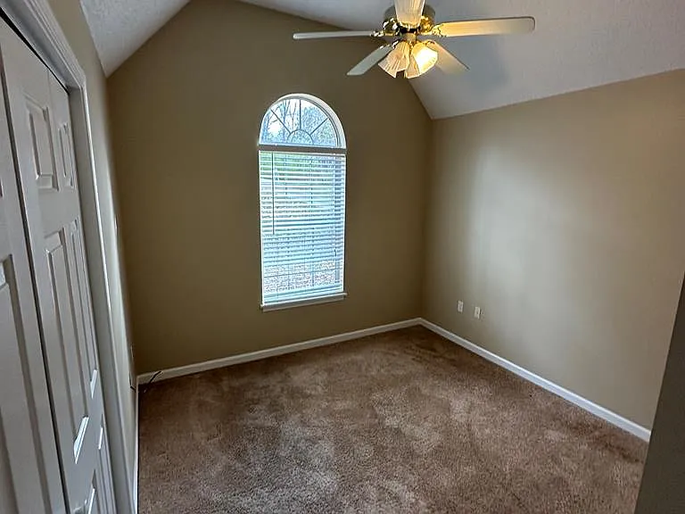 910 Crawford Cir — Photo 14