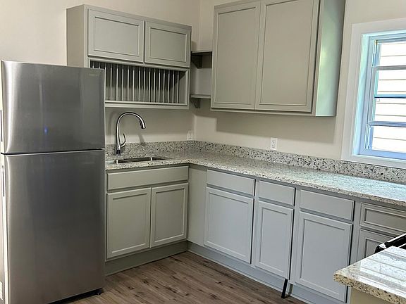 3rd image of 3828 Deal St #1