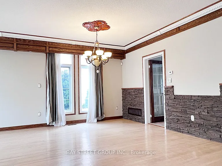 49 Forester Cres — Photo 4