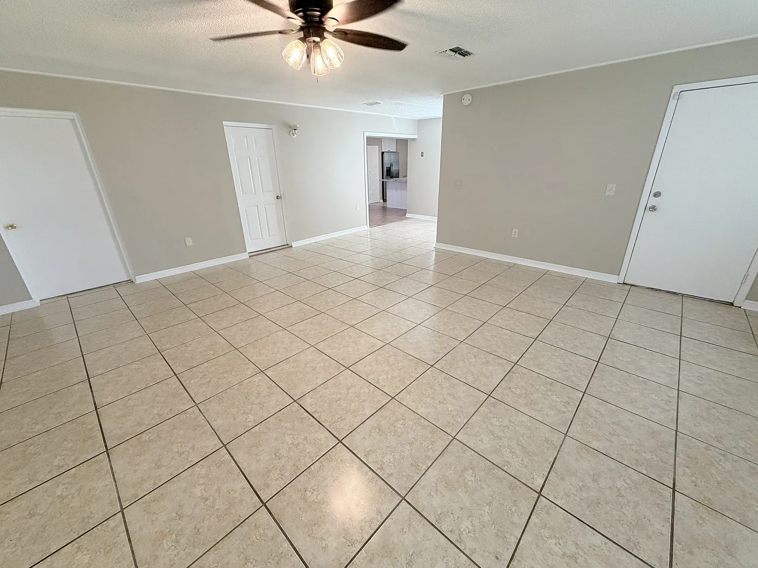 4 bed, 2456 sqft, $2,200 — Photo 2