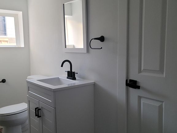 5th image of 10325 Midvale Ave N #B