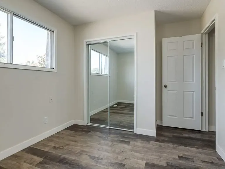 8 Greenbrook Cres E #B — Photo 6
