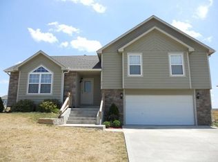 919 N Chestnut Dr, Tonganoxie, KS 66086