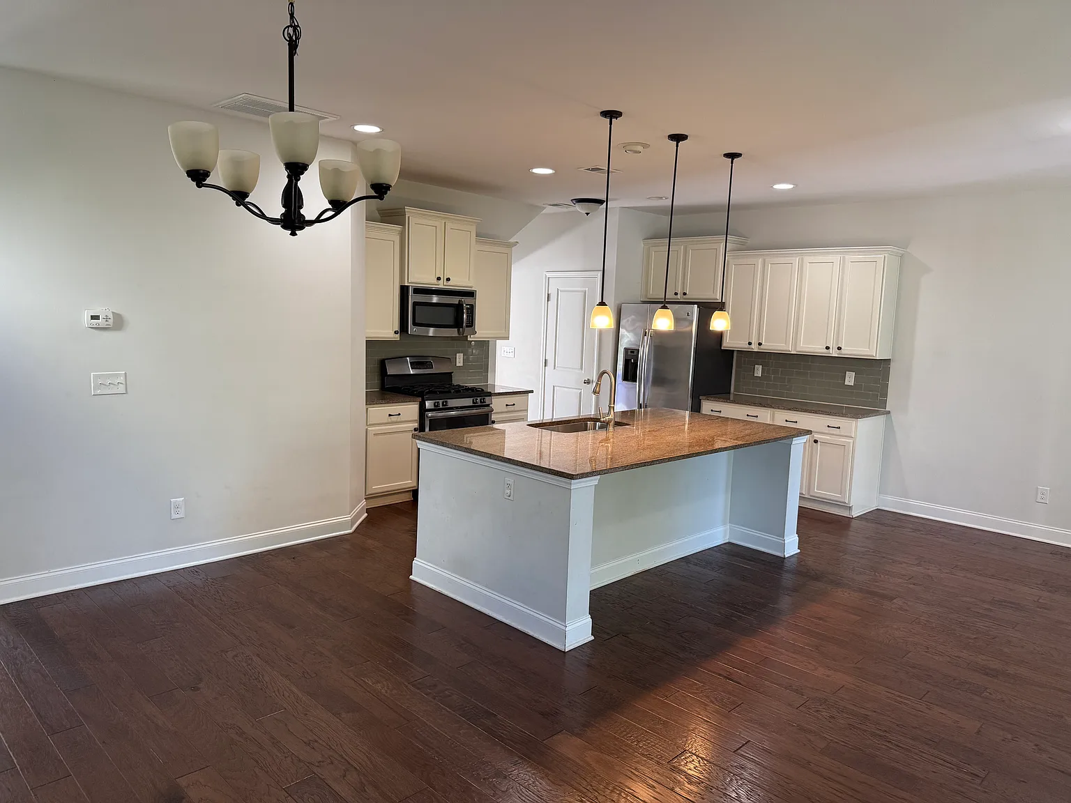 3 bed, 2.5 bath, 1936 sqft, $4,500 — Photo 2
