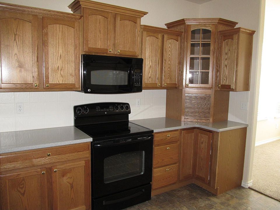 Lots of cabinets & smooth top range
