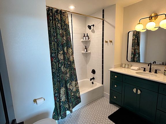 5th image of 221 E College St #32