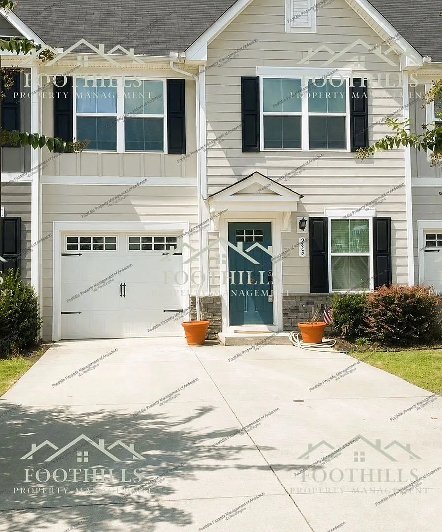 3 bed, 2.5 bath, 1636 sqft, $1,795 — Photo 1