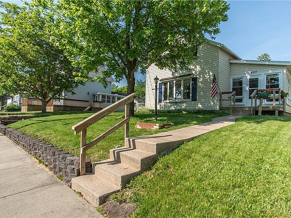 4th image of 637 Theresa St