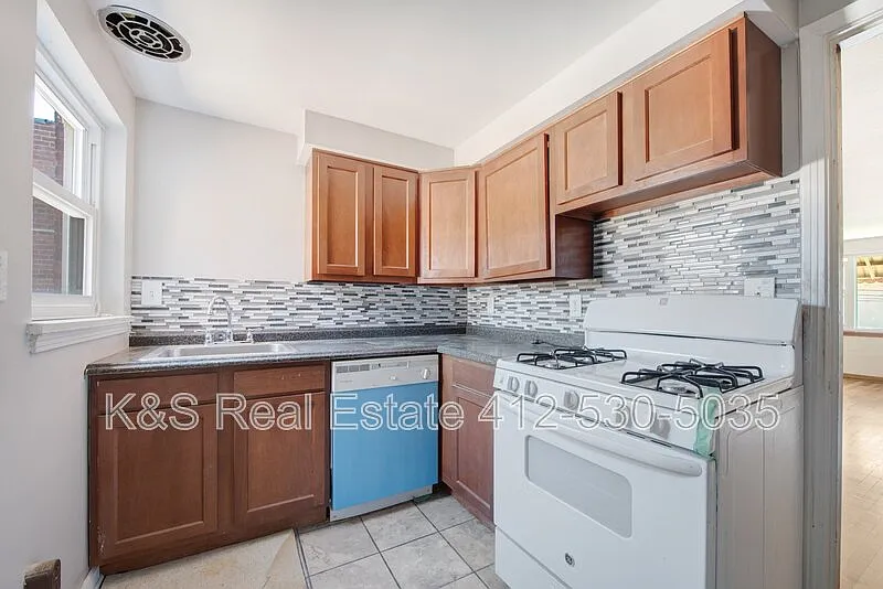 2 bed, 1.0 bath, $875 — Photo 3