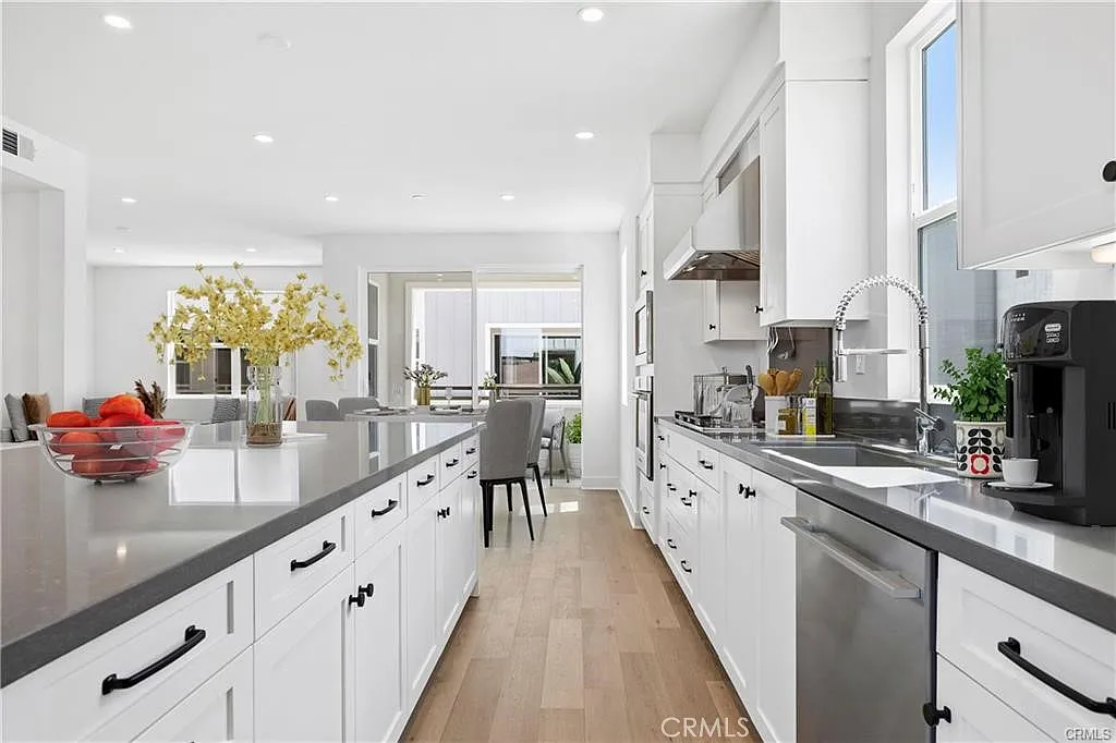 3 bed, 2.5 bath, 1721 sqft, $7,495 — Photo 4