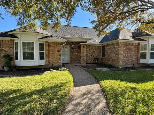 2732 Woodbridge Dr, Hurst, TX 76054