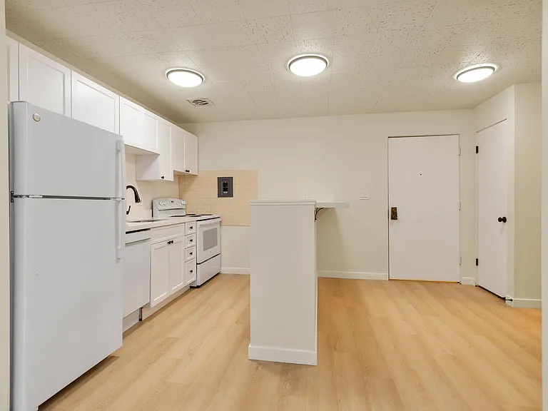 Seasons Apartments — Photo 39