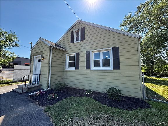 2nd image of 1911 Teall Ave