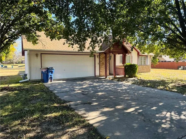 305 Gibson Ave, Coffeyville, KS 67337