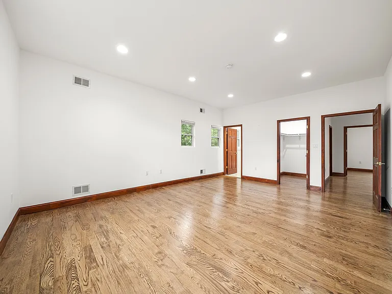 385 Livingston St — Photo 16