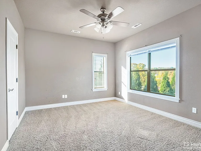 2037 N Box Ave — Photo 8