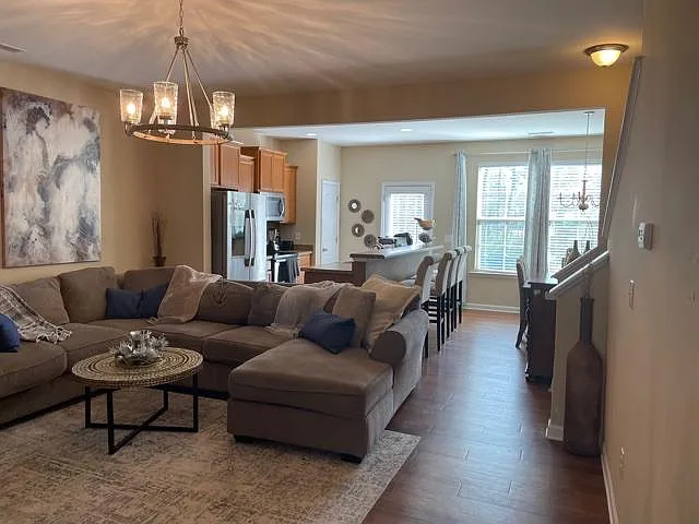 3 bed, 2.5 bath, 1613 sqft, $1,900 — Photo 3