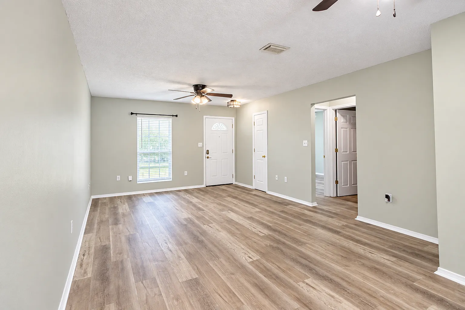 2 bed, 1095 sqft, $1,600 — Photo 3
