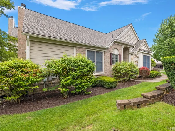 17061 Lochmoor Ct, Northville, MI 48168