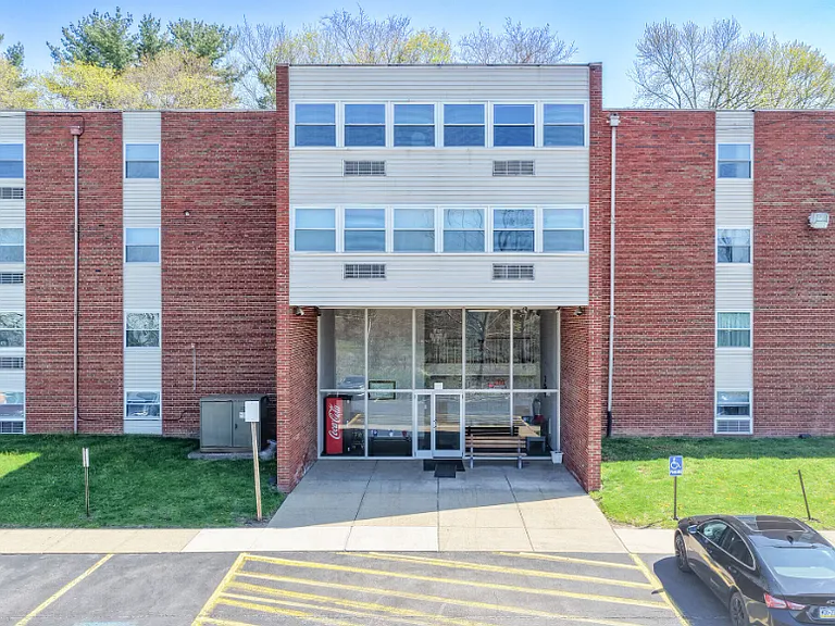 Park Ridge Apartments — Photo 2