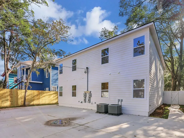 912 E Henry St — Photo 33