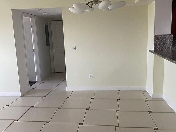 3rd image of 1533 Colby Ave #302