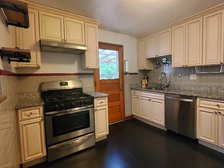 2467 Woodward Ave — Photo 2