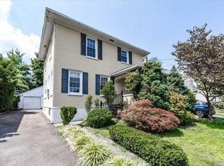 33 Cherry St, Glen Head, NY 11545
